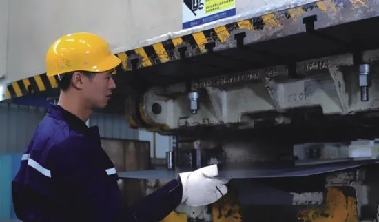 作業員在沖壓機前取出沖壓件